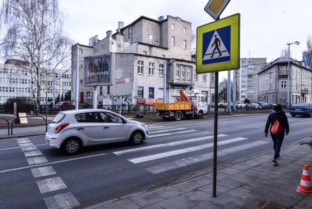 Kierowcy często wymuszają na skrzyżowaniach pierwszeństwo na pieszych. Bywa, że dziwią się, gdy zwraca się im uwagę.