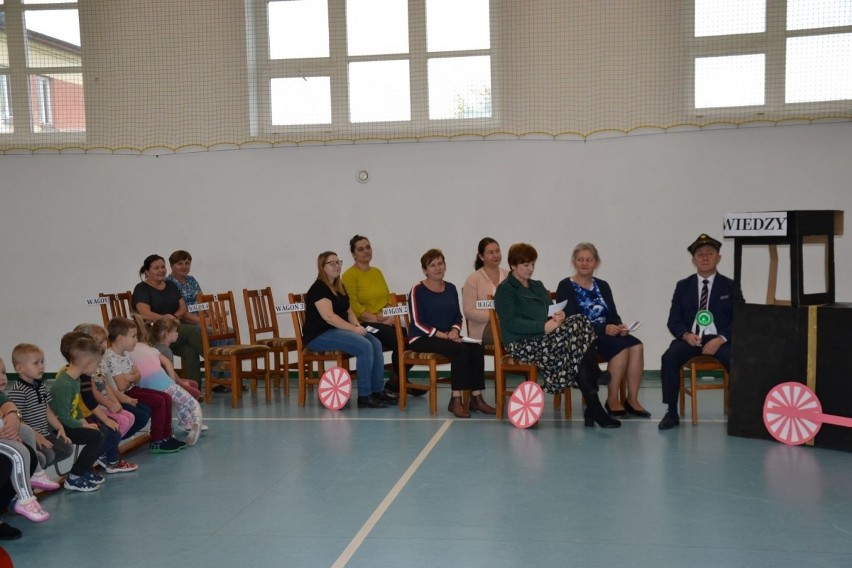 Dzień Edukacji Narodowej w gminie Włoszczowa. Piękny występ w szkole w Bebelnie (ZDJĘCIA)
