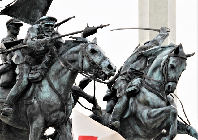 Pomnik w Wolicy Śniatyckiej. Upamiętnia bohaterów sławnej bitwy kawaleryjskiej pod Komarowem