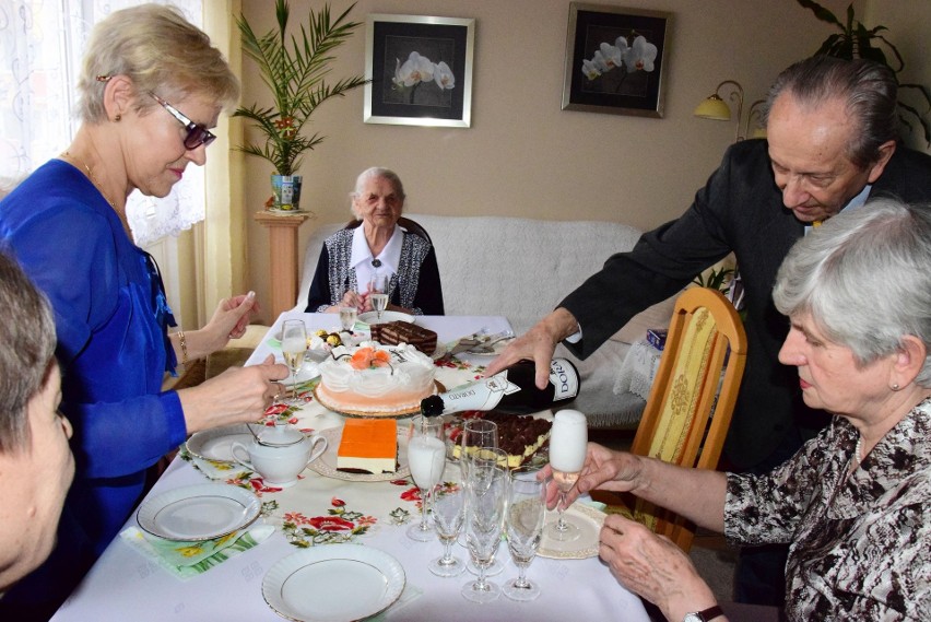 Pani Helena Zaranek z Kruszwicy skończyła dziś 106 lat. Na...