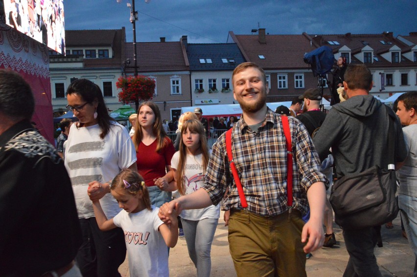 Myślenice. Publiczność wstała w krzeseł. Tak tańczono na Rynku!