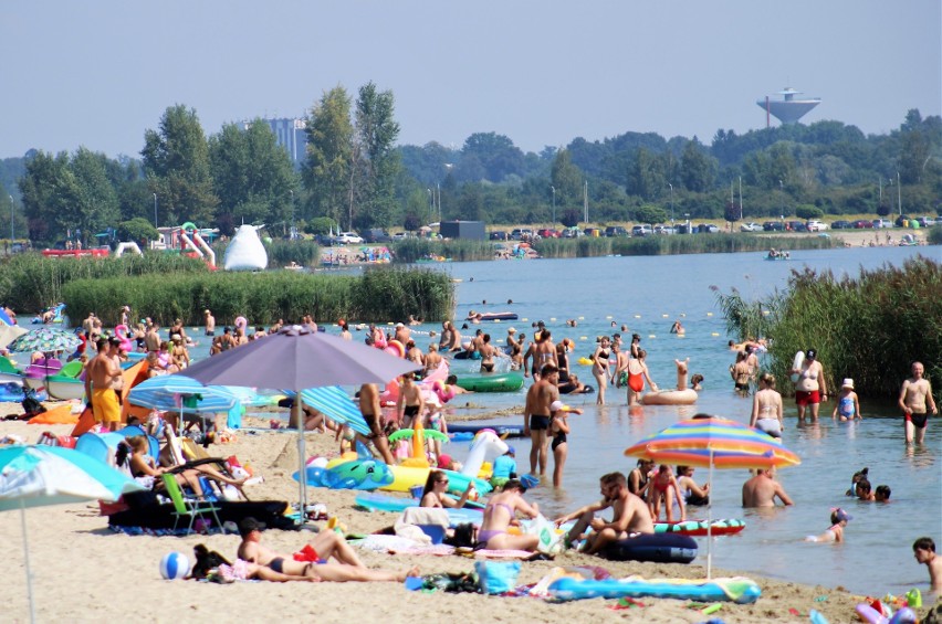 Jezioro Tarnobrzeskie jest wybawieniem w upał. Pływanie, opalanie i zabawy w wodzie. Prawdziwe tłumy w sobotę 19 sierpnia. Zobacz zdjęcia