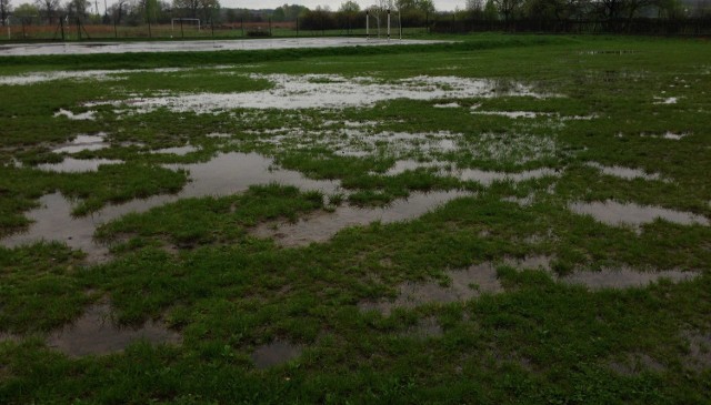 Tak wyglądało po ostatnich opadach deszczu boisko szkolne do piłki nożnej w Kurzelowie.