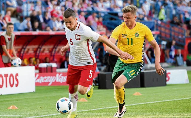 Krzysztof Mączyński, na co dzień pomocnik Wisły, zagrał na swoim stadionie. Z prawej Arvydas Novikovas