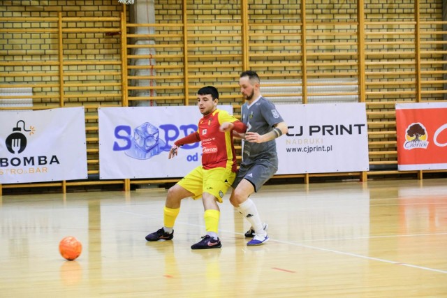 Bonito Helios Białystok (czerwono-żółte stroje) zmierzy się z Futsalem Leszno