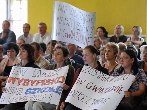 Mieszkańcy Gwiazdowa protestowali na pierwszej sesji Rady Gminy w sprawie likwidacji ich szkoły. Już wtedy zapowiadali zwołanie referendum.