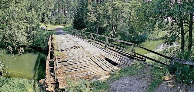 Przegniłe belki w drewnianym moście na Brdzie, zdaniem Czytelników, są zagrożeniem dla tych, którzy po nim chodzą, oraz dla kajakarzy