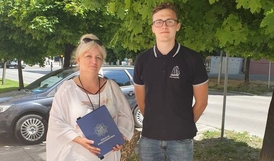 Edyta Gwoździk, nauczyciel i Marcin Pyza, zwycięzca konkursu.