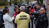 Mieszkaniec Radomia zwołał protest przeciwko władzom miasta. Zjawił się on sam i wielu policjantów