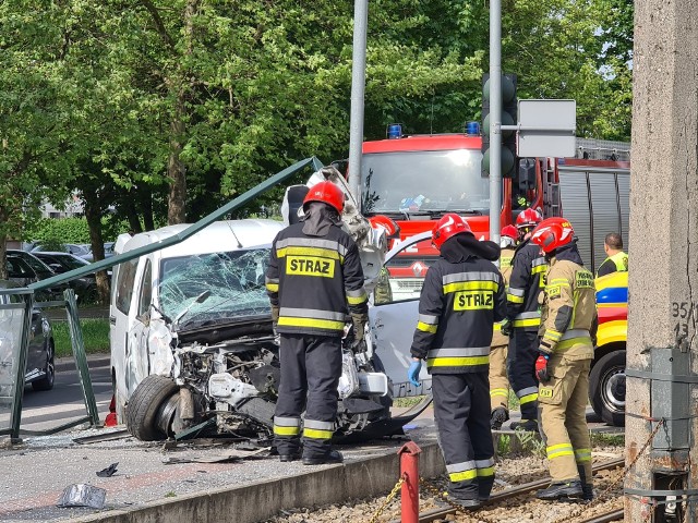 W Toruniu 17 maja kierowca daci, chcąc uniknąć zderzenia z fiatem doblo, uderzył w bariery ochronne przystanku tramwajowego przy ul. Broniewskiego. Kierowca doznał urazu nogi, został zabrany do szpitala