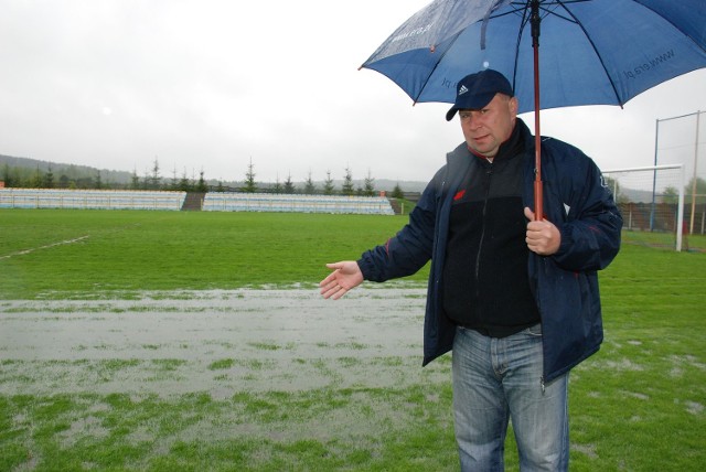 Tak wyglądało boisko Wiernej Małogoszcz wiosną 2011 roku, podczas obfitych opadów. Na zdjęciu prezes klubu Sławomir Trybek.