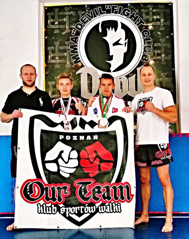 Od lewej: Edwin Raczyński, prezes MMA Devil, Filip Rychwalski, Mateusz Kupijaj i Łukasz Smoliński, prezes i trener Our Team Poznań