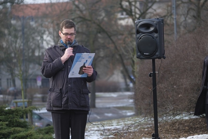 W piątek 1 lutego w Toruniu przy obelisku Ku czci poległych...