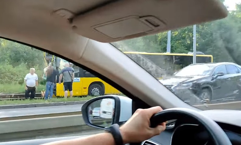 Zderzenie samochodu osobowego z autobusem w Bytomiu
