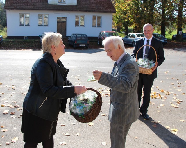 Herbaki na zdrowie rozdawała Wanda Bartos kandydatka Psl-u na burmistrza Staszowa oraz kandydaci na radnych.