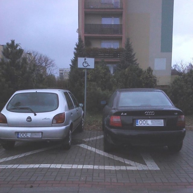 Anonimowy internauta utworzył na Facebooku stronę pod nazwą &#8220;Olesno parkuje&#8221;. Publikuje na nim zdjęcia samochodów, które kierowcy zaparkowali na chodnikach, przejściach dla pieszych itp.Założony niespełna miesiąc temu profil ma już 1120 fanów i ta liczba z każdym dniem rośnie.Zdjęcia są opatrzone zjadliwymi komentarzami:- Za mała jest ta 'koperta' ... - pisze autor profilu o tym zdjęciu.