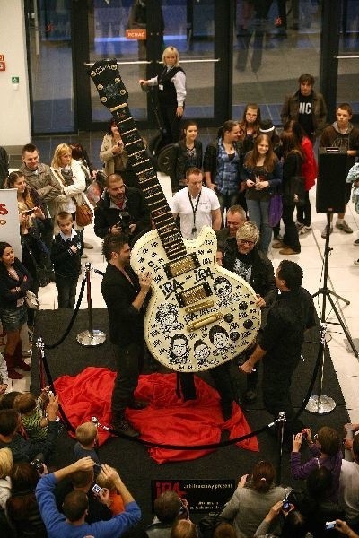 Ten niesamowity model gitary Gibsona, wykonany przez księdza...