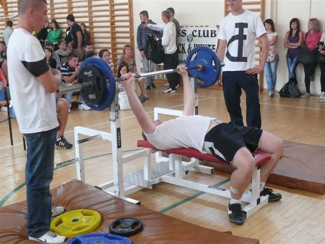 Podczas rywalizacji w kategorii open mężczyzn na sztangę wędrował ciężar do 170 kg.