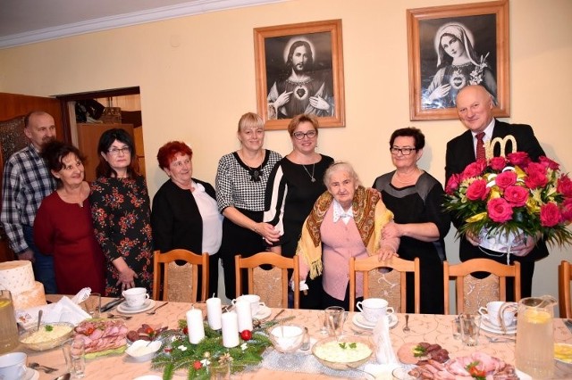 Dostojną jubilatkę odwiedził wójt gminy Witold Surowiec, który uhonorował jubilatkę listem gratulacyjnym, pięknym koszem kwiatów oraz okolicznościowym prezentem.