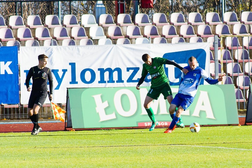 ŁKS 1926 Łomża (na zielono) na swoim boisku wygrał 3:0 z...