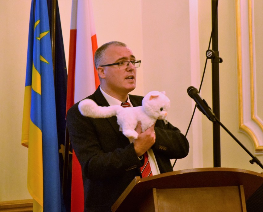 Radny Tarnobrzega Kamil Kalinka przyniósł kota na sesję rady miasta. Maskotka odegrała swoją rolę na mównicy - zdjęcia 