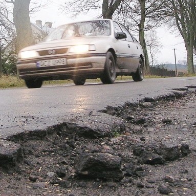 Tak wygląda droga powiatowa między Miłocicami, a wsią Przeradź.