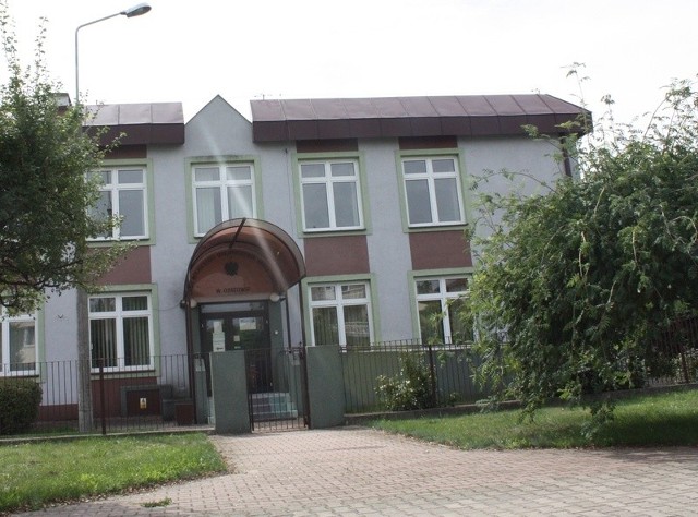 Budynek placówki terenowej Kasy Rolniczego Ubezpieczenia Społecznego w Opatowie. Część nieruchomości wynajął powiat opatowski.