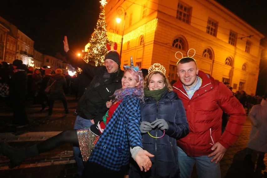 Sylwester w Lublinie. Tak mieszkańcy przywitali 2019 rok. Zobacz zdjęcia i wideo