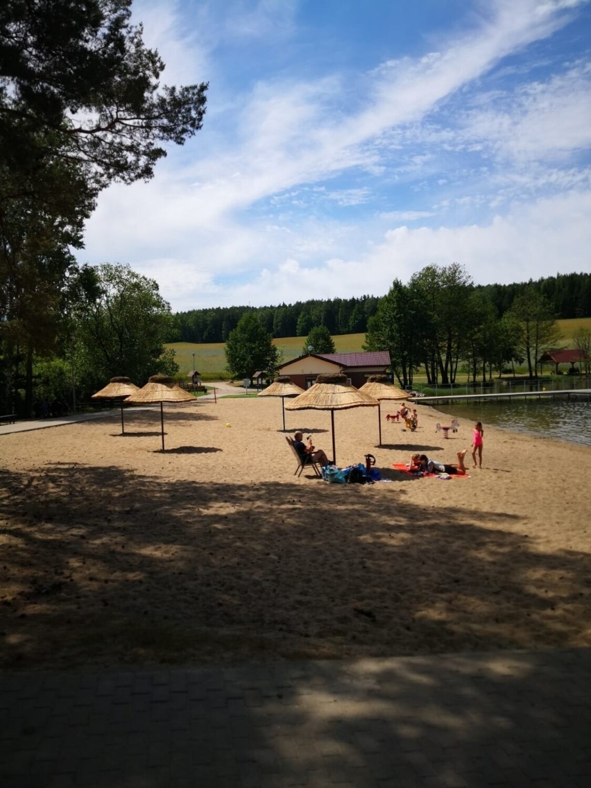 Haiti na plażach nad jeziorami w Miastku i Świeszynie! Pojawiły się parasole z trzciny, brakuje tylko baru i napojów z parasolkami