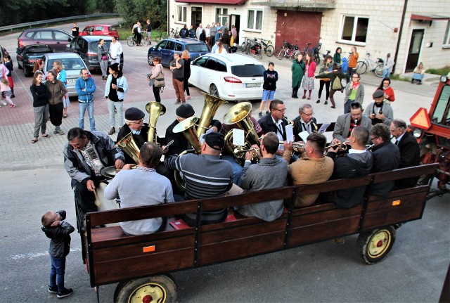 Festiwalowa fura z muzykami. Tak to wyglądało w ubiegłym roku