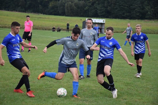 Tatyna Dylągówka (niebieskie koszulki) ograła w derbach Polonię Hyżne 3:0.Bramki: Włosiński, S. Jamrozik, Kłoda.