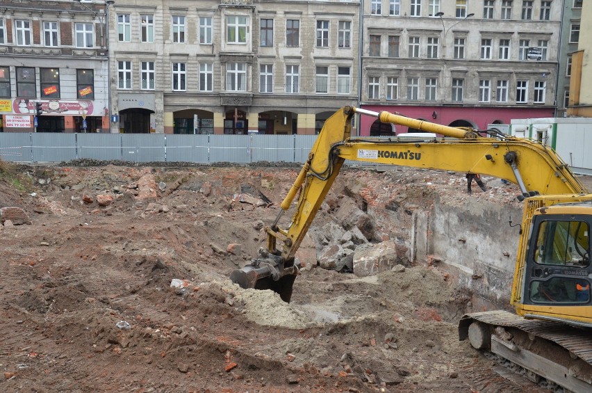 Budowa biurowca Times II. Piesi muszą się liczyć z utrudnieniami (ZDJĘCIA, FILMY)