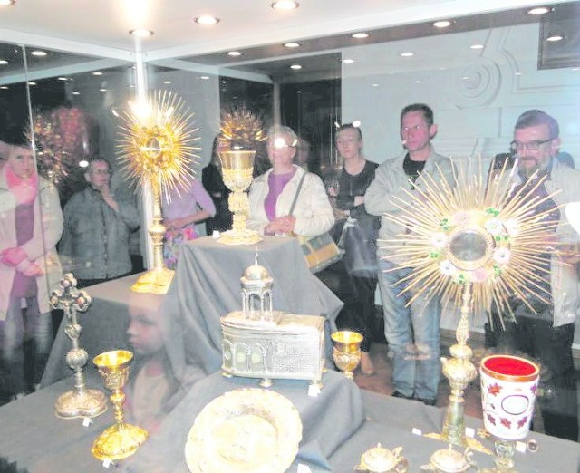 Zwiedzający podziwiali relikwiarze i przedmioty liturgiczne