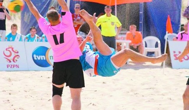 Beach soccer to bardzo widowiskowy sport.