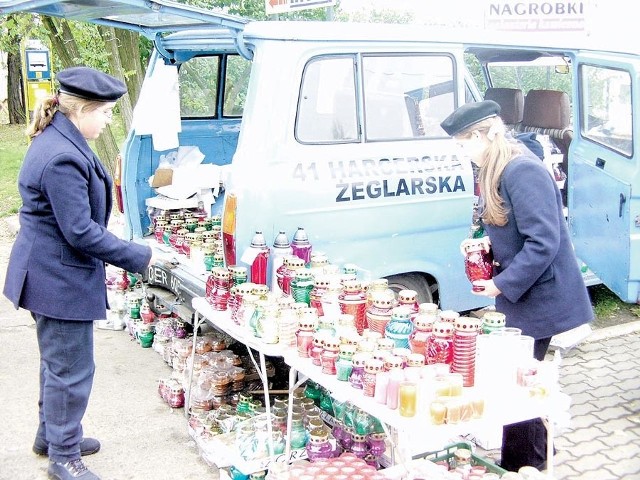 Harcerze wzięli znicze na kredyt i handlują. Mają nadzieję, że zarobią tyle, by wystarczyło na remont żaglówek.