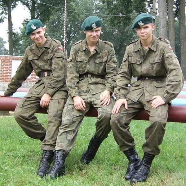 Trojaczki służą w jednostce w Kazuniu Nowym (Mazowieckie). Od lewej Karol, Wojtek i Marek.