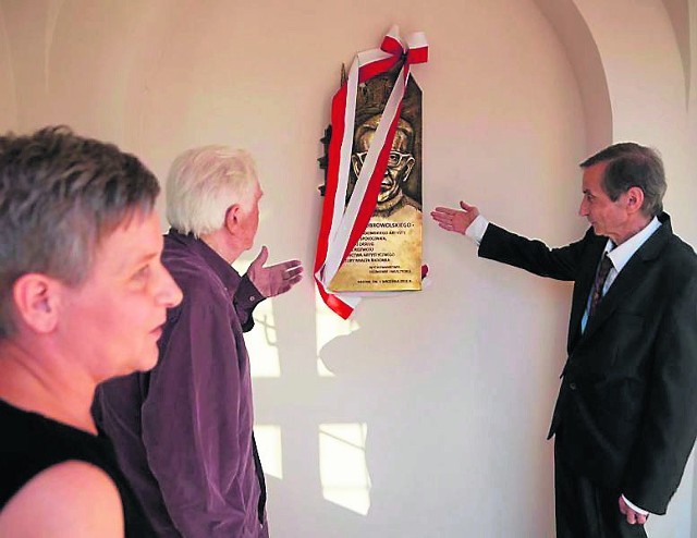 Wacław Dobrowolski (z prawej) i Alojzy Balczerzak odsłonili tablicę upamiętniającą założyciela Ogniska Plastycznego.