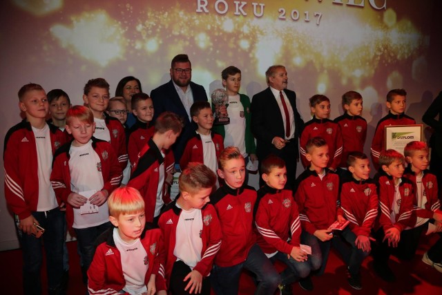 Młodzi sportowy, laureaci naszego plebiscytu, w towarzystwie Pawła Fajdka, Sportowca Roku 2017