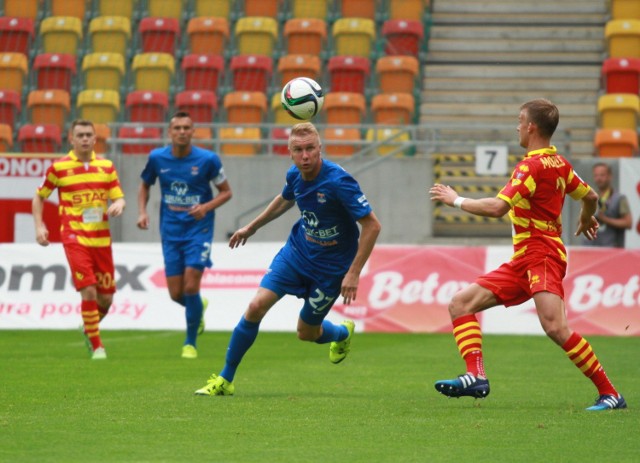 W lipcu, w meczu pierwszej rundy, beniaminek z Niecieczy (niebieskie stroje) przegrał w Białymstoku 0:2