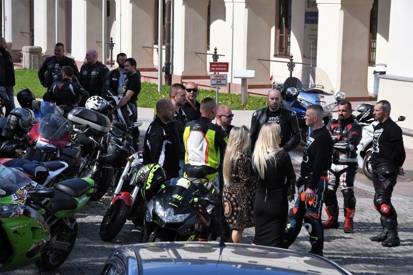 Wielki smutek. Kilkaset osób i ponad 100 motocyklistów pożegnało w Kielcach swojego kolegę [ZDJĘCIA]