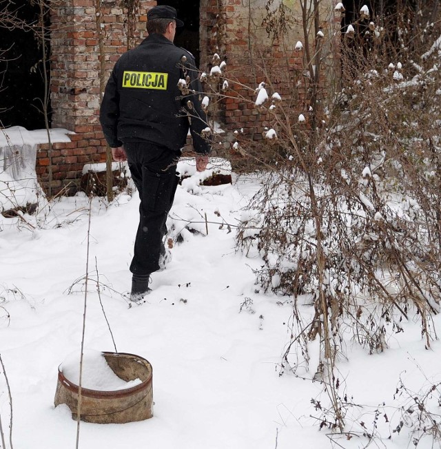 Ciało 52-latka znaleziono w pobliżu zabudowań.