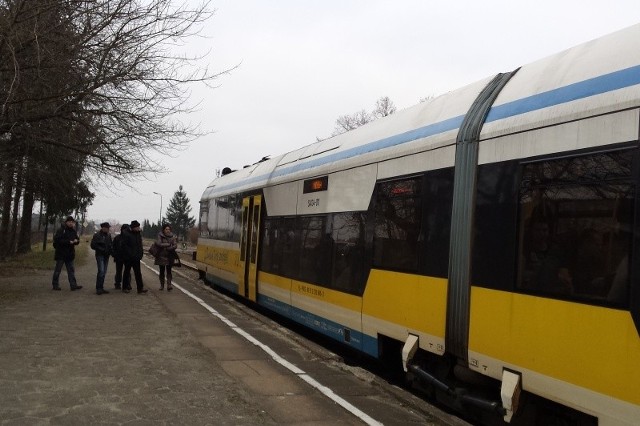 Na razie szynobus ma tylko dwa przystanki na terenie gminy - w Komprachcicach i Chmielowicach. Mimo fatalnego stanu torów pociąg jedzie do centrum Opola o kilka minut szybciej od autobusu.