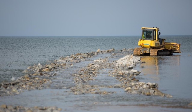 Ustka chce przekuć uciążliwą budowę sztucznej rafy w tegoroczną promocję miasta. Ale zamknęła ulicę dla transportu kamienia