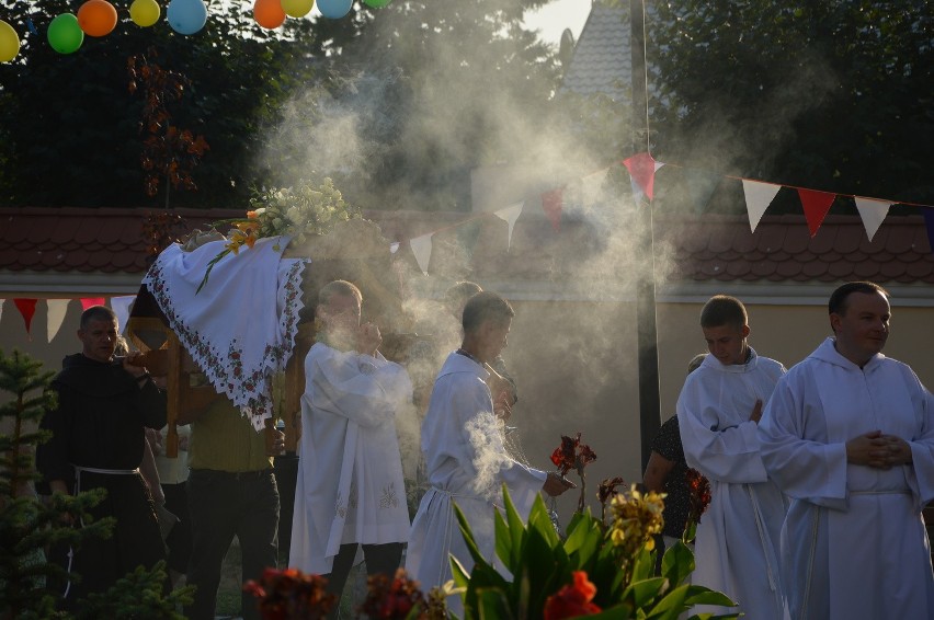 Procesja Matki Boskiej Zaśniętej w Warcie. Jedyna taka procesja w regionie [ZDJĘCIA]