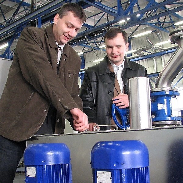 Inżynierowie z działu rozwoju i wdrożeń - Sebastian Predel (z lewej) i Zbigniew Karbowski przy prawie gotowej tłoczni ścieków. Inż. Predel jest projektantem pompy (na pierwszym planie - niebieskie), wchodzącej w skład tej tłoczni.