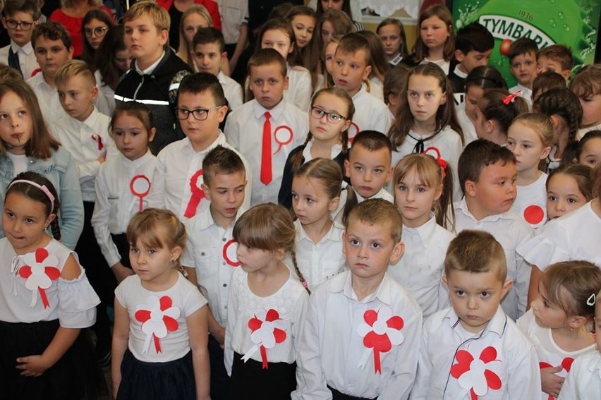 Uczniowie Szkoły Podstawowej w Miedzierzy śpiewali Hymn Polski [ZDJĘCIA]