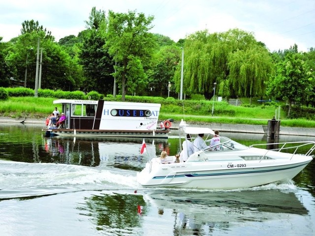 Mieszkalna łódźMieszkalna łódź nie pędzi tak jak motorówka, rozwija prędkość do 15 km na godzinę