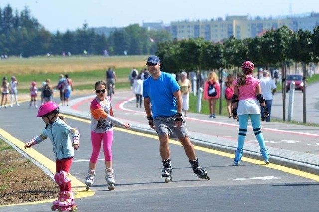 Na rolki pod g&oacute;ramiOd jakiegoś czasu bielskie Aleksandrowice to z kolei raj dla rolkarzy i nartorolkarzy. Niedaleko bielskiego lotniska w Aleksandrowicach powstała ścieżka rowerowa, ale także trasa rolkowa, kt&oacute;ra robi prawdziwą furorę. Każdy, kto chce pojeździć na rolkach z widokiem na piękne Beskidy, może to zrobić właśnie w Bielsku-Białej. ZOBACZ KONIECZNIE:ZA CO KOCHAMY BESKIDY? ZOBACZ TEN FILM