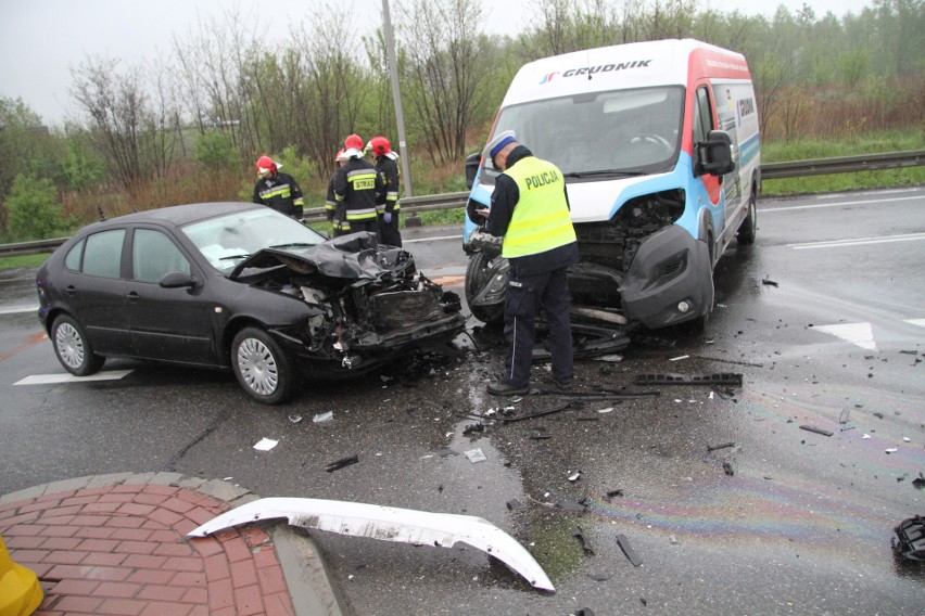 Tarnobrzeg. Zderzenie przy wiadukcie w Nagnajowie, ranny kierowca auta osobowego (zdjęcia)