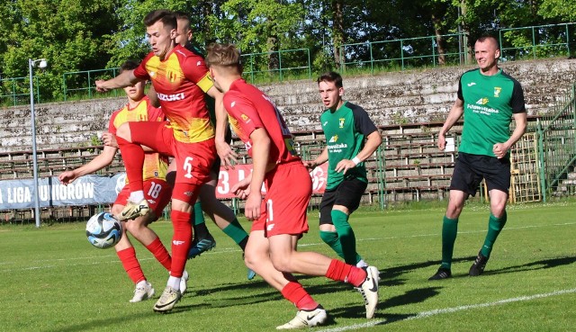 Korona II Kielce pokonała Pogoń Staszów 2:0.